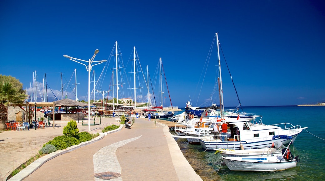 Datcas fÀrjehamn som inkluderar en marina