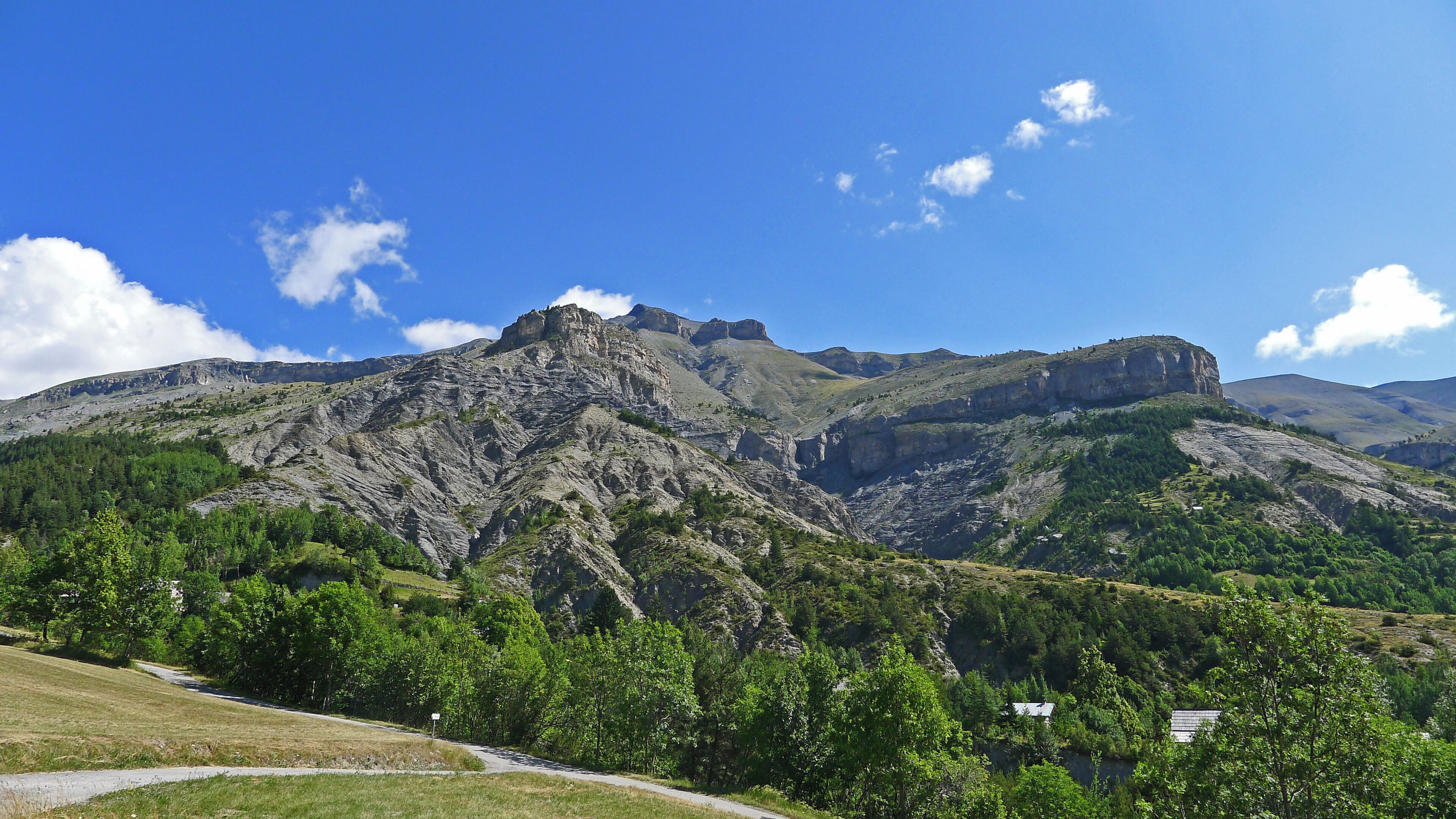 Vue orientée nord-est depuis la route d'Alliège (Péone)