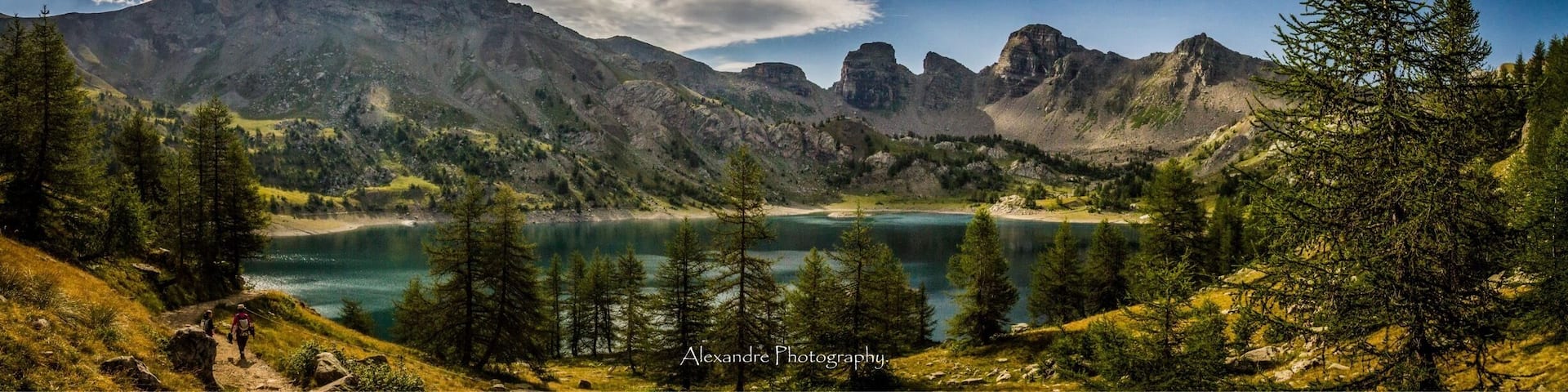must see if you are traveling in the Alpes de Haute Provence area.
The walk is not hard and made easy thanks to the parking lot located... only 45 min down the valley.