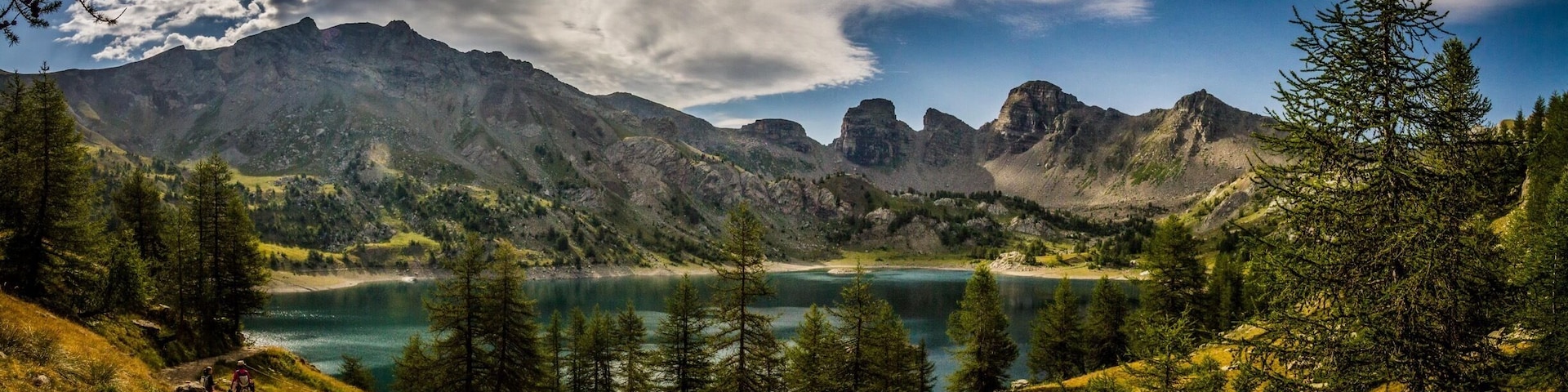 must see if you are traveling in the Alpes de Haute Provence area.
The walk is not hard and made easy thanks to the parking lot located... only 45 min down the valley.