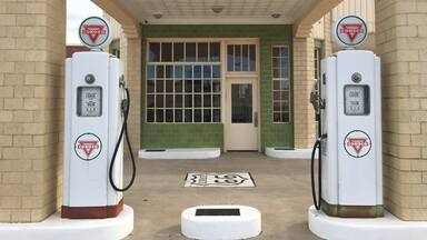 Art Deco Conoco gas station at Shamrock, Texas was the inspiration for Ramoneâs Garage in the animated Cars movie franchise... great historic spot to explore on Route 66
#ontheroad