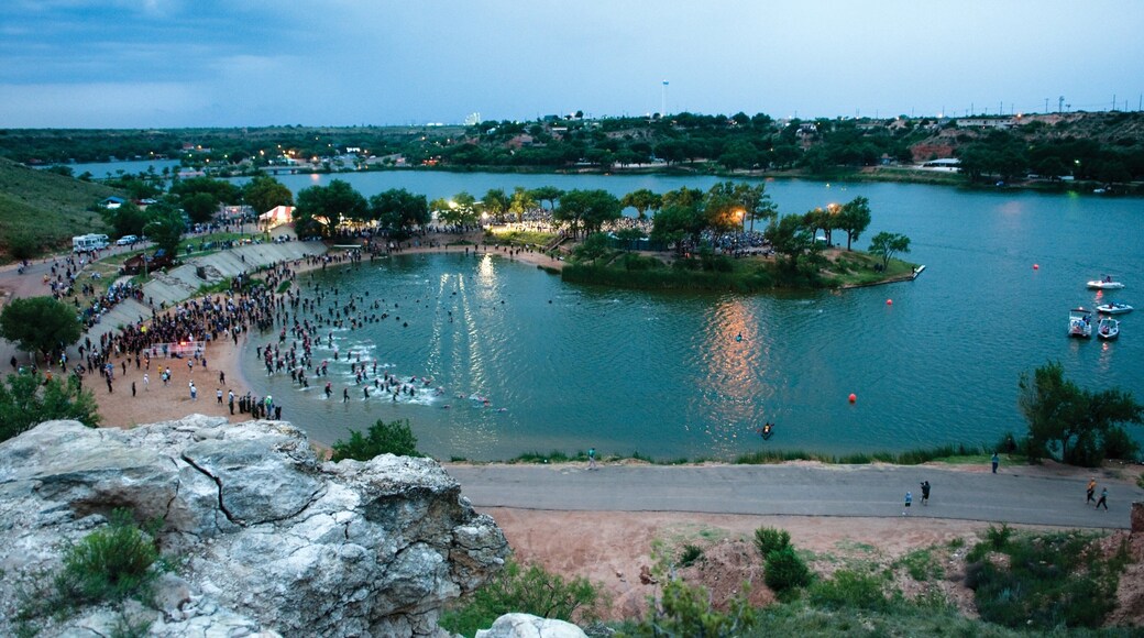 Lubbock mostrando una ciudad costera, vistas de paisajes y un lago o abrevadero