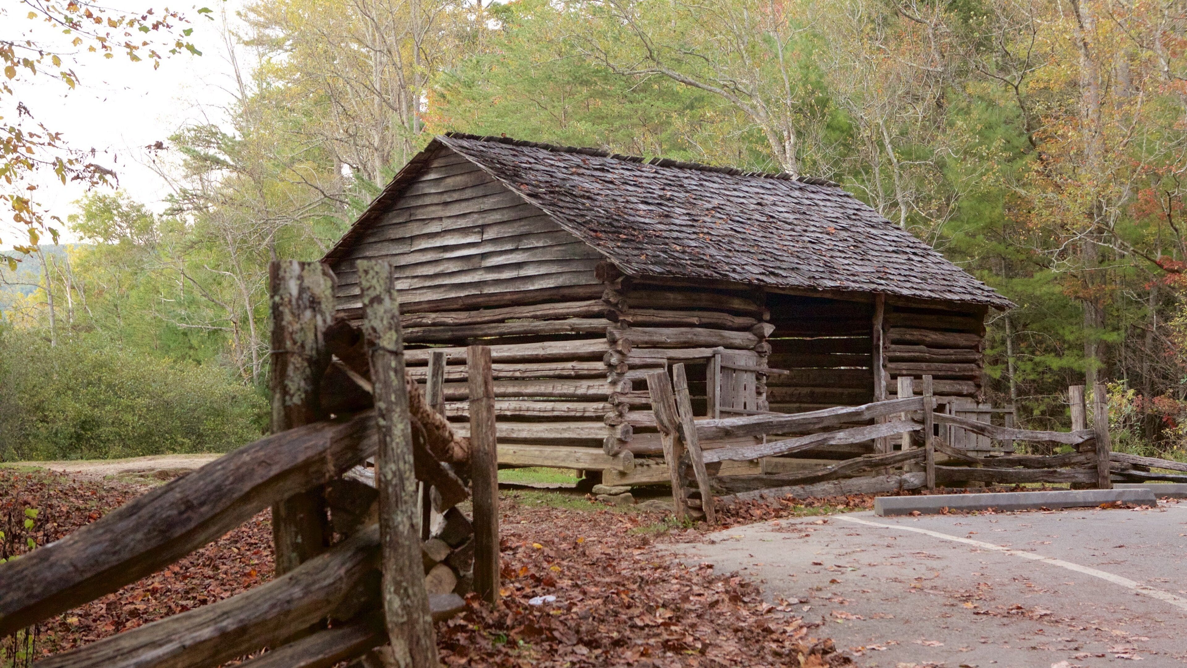 Cades Cove toont bos, een ruïne en een huis