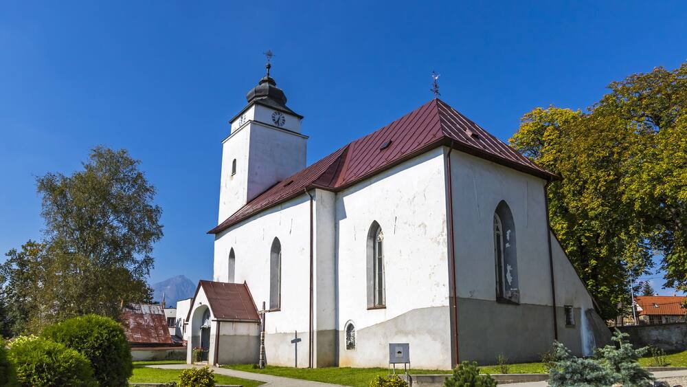 Eine Kirche mit rotem Dach und einem Kirchturm.