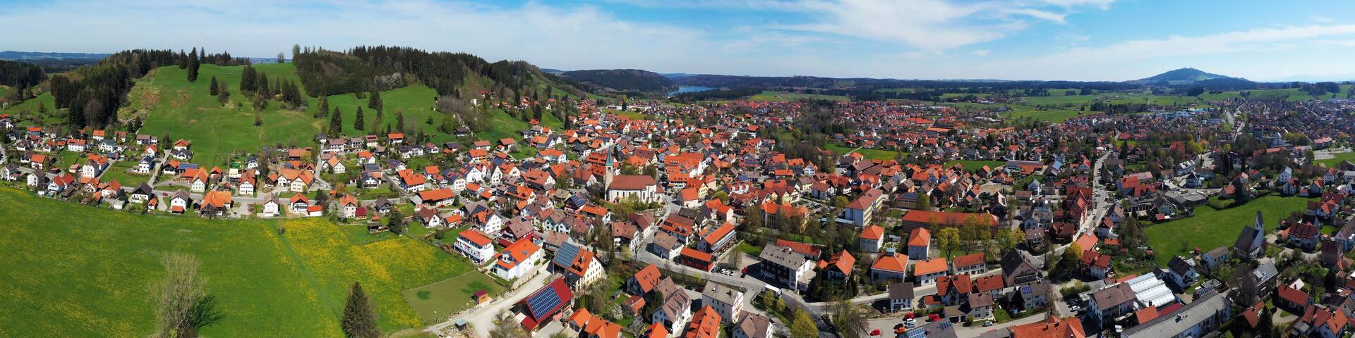 Luftbild von Peiting mit Blick auf die Kirche St. Michael, Bayern, Deutschland.