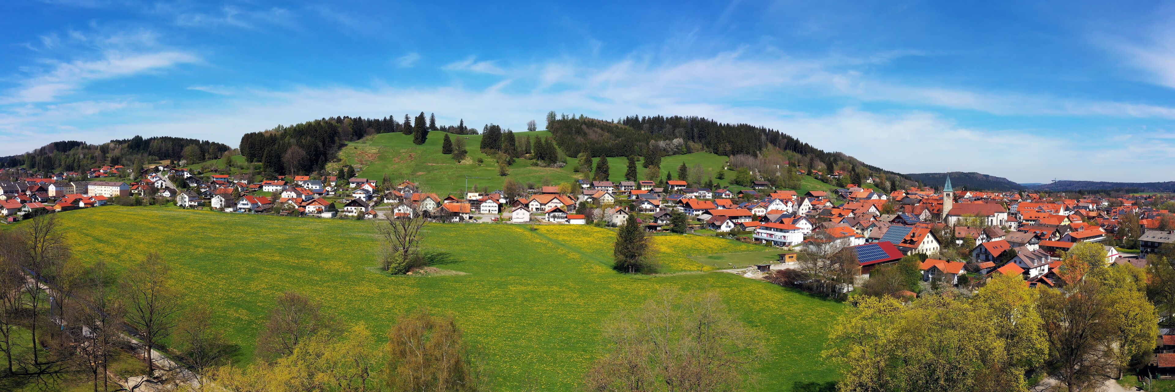 Luftbild von Peiting mit Blick auf die Kirche St. Michael, Bayern, Deutschland.