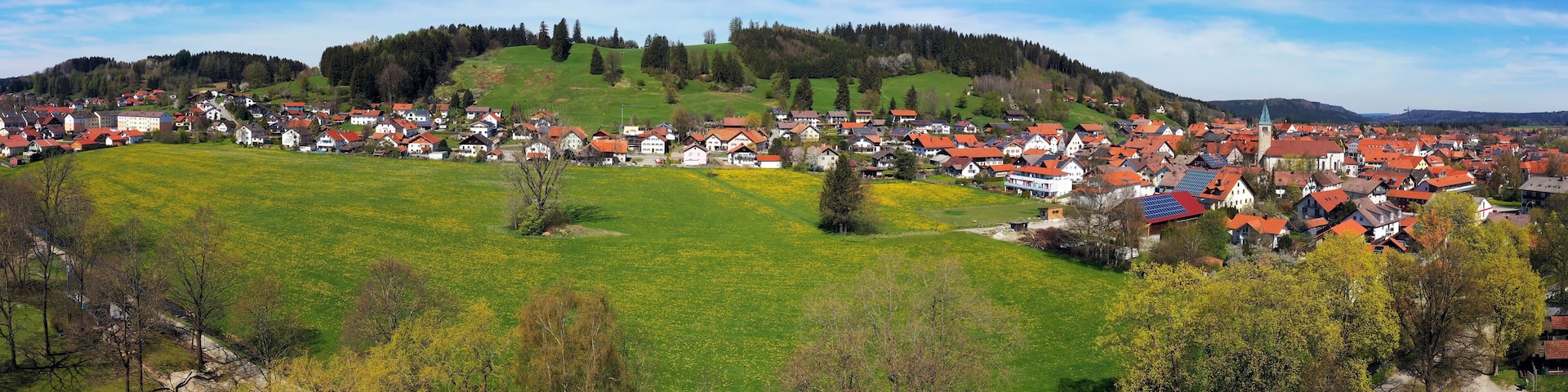 Luftbild von Peiting mit Blick auf die Kirche St. Michael, Bayern, Deutschland.