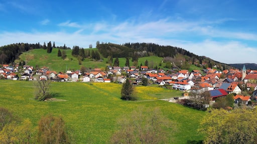 Luftbild von Peiting mit Blick auf die Kirche St. Michael, Bayern, Deutschland.