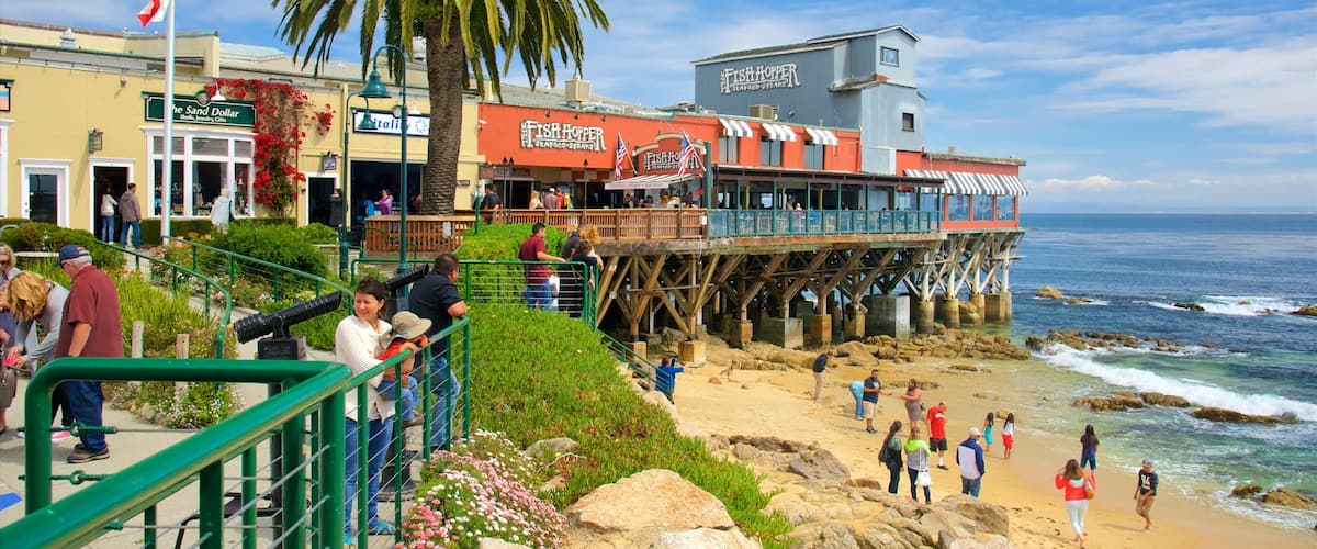 Cannery Row welches beinhaltet Sandstrand sowie kleine Menschengruppe