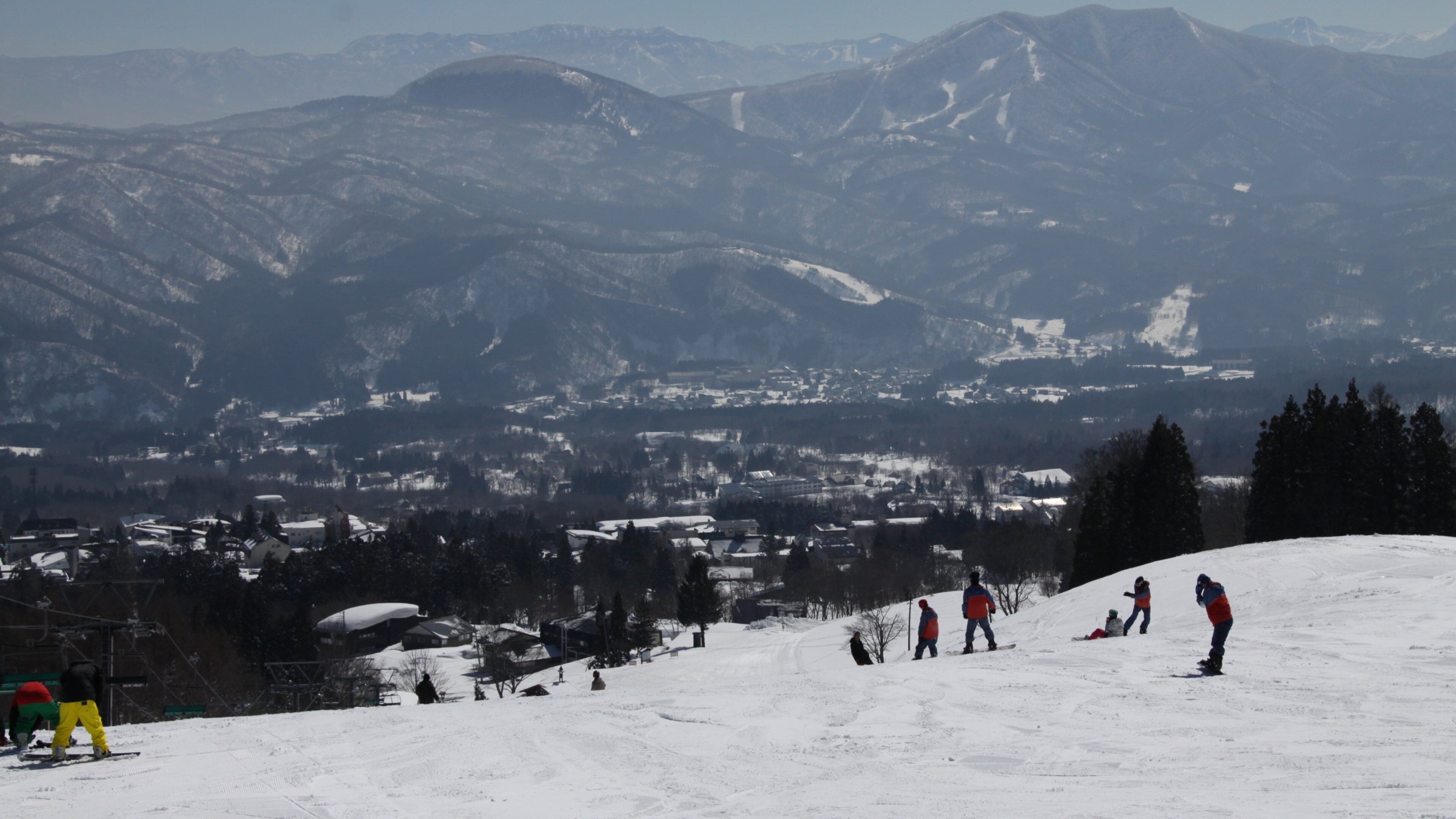 Myoko showing mountains, snow and snowboarding