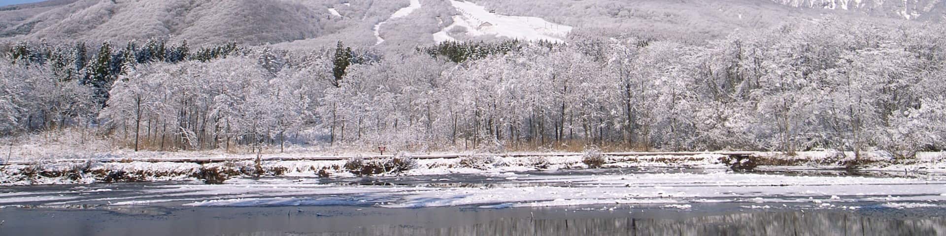 Myoko showing mountains, snow and a lake or waterhole