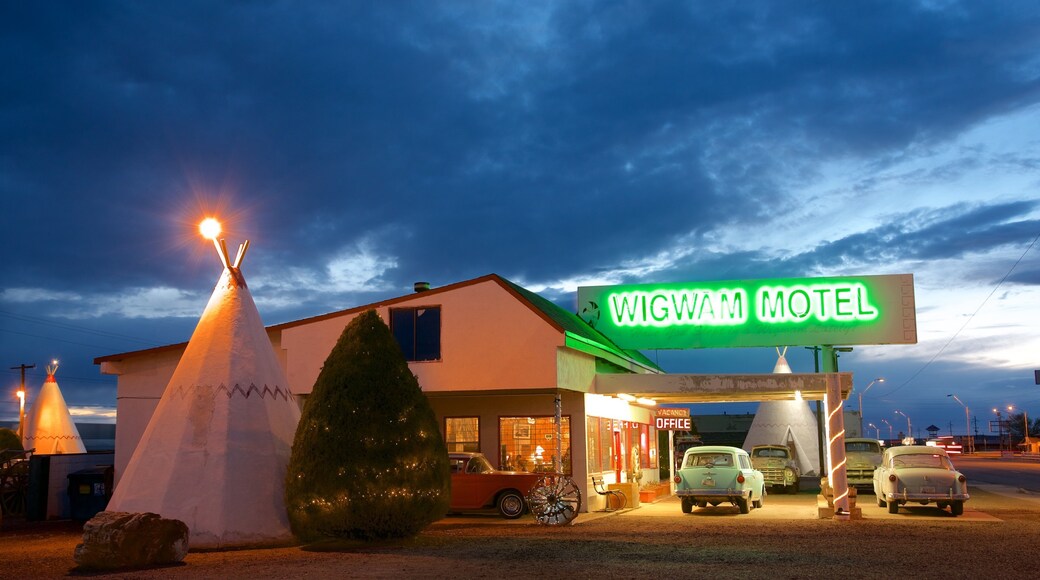 Norte de Arizona que inclui cenas de rua, cenas noturnas e sinalização