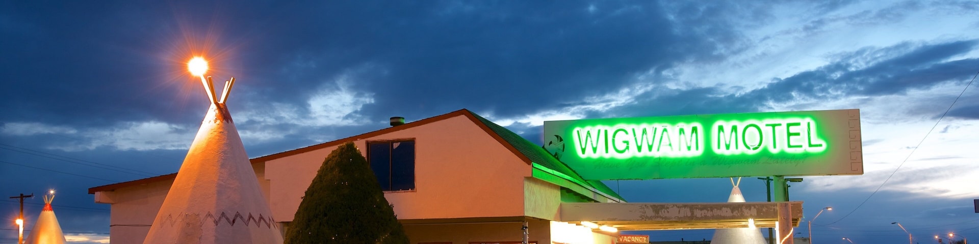 Norte de Arizona que inclui cenas de rua, cenas noturnas e sinalização