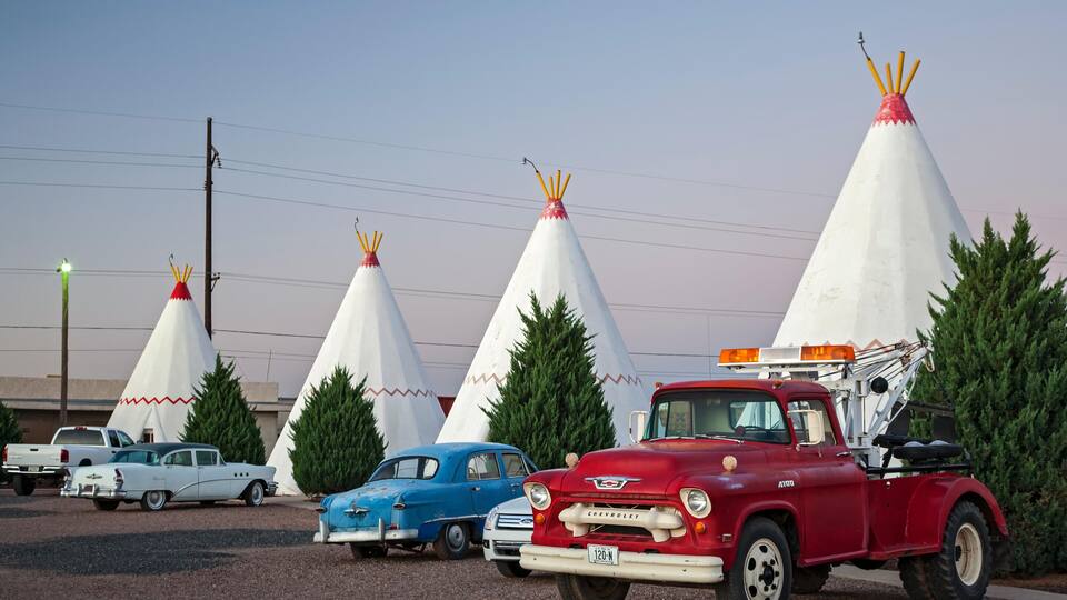 HG5HGW Antique classic vehicles and teepees, wigwams, Wigwam Motel, Route 66, Holbrook, Arizona USA