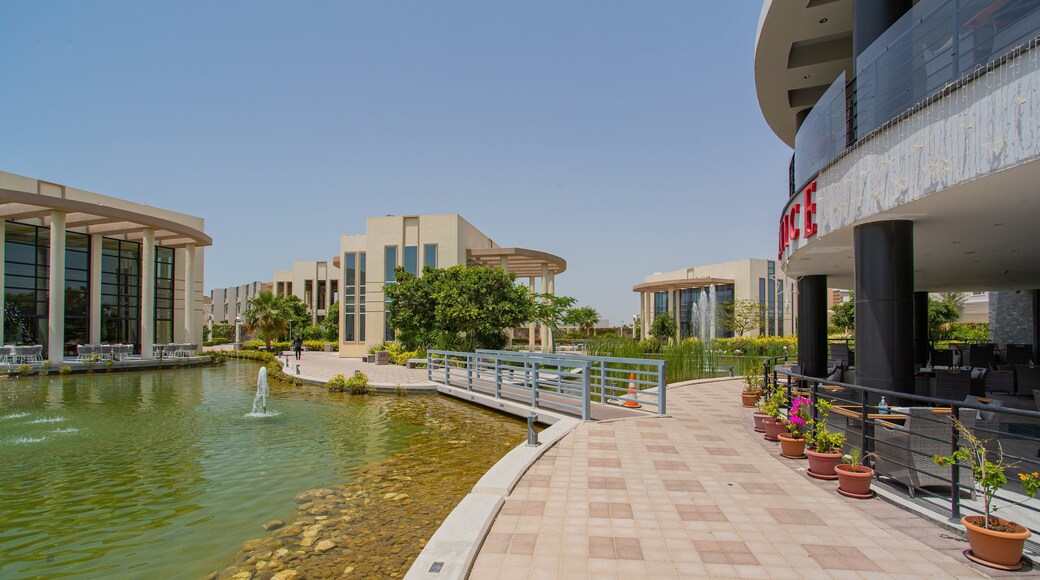 Zallaq featuring a fountain and a pond