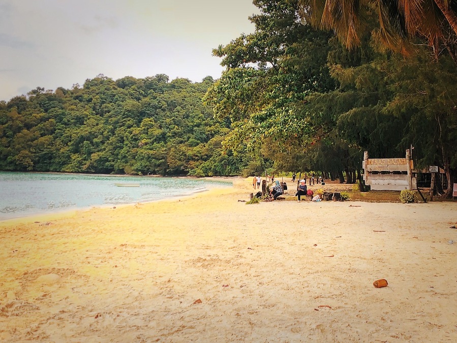 The third and final stop on the jet ski tour. Not much to do here except relax and
swim. Some people snorkel but the day we went it was too murky.