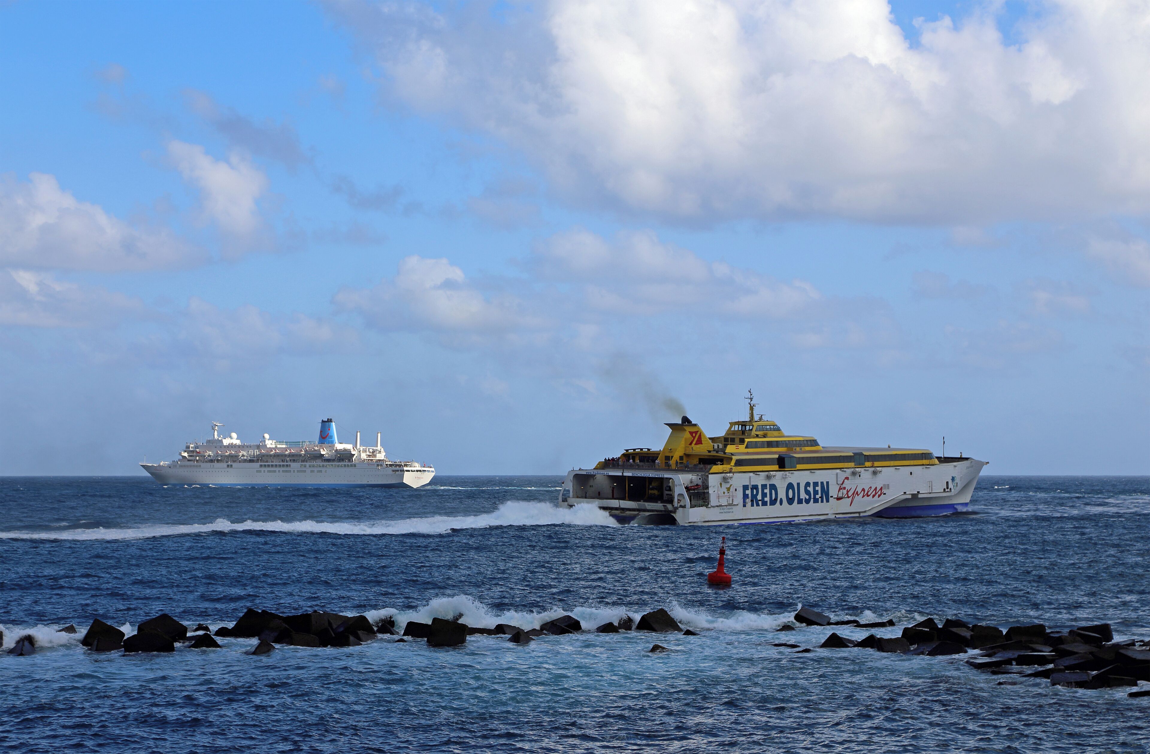 Ships leaving the port of Santa Cruz de La Palma (Canary Islands). Left: cruise ship MS Thomson Spirit. Right: fast ferry HSC Benchijigua Express.
