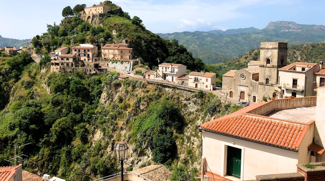 Savoca, one of the most beautiful villages in Italy, whose name is derived from the plant of the elder (savucu in Sicilian dialect), a shrub that still grows wild in the cracks between houses and which is represented in the medieval coat of arms of the village.
This small town set in the rock of a hill of dual tip, experienced the interest of kings, popes and Archimandrite prelates, in a succession of periods of serious crisis and prosperity. The basalt blocks lying on roads leading between separate small houses, freshly restored with Sicilian tiles on the roofs and windows framed in stone, then following streets in the rock here you’ll find extremely fragmented ruins and old cisterns.