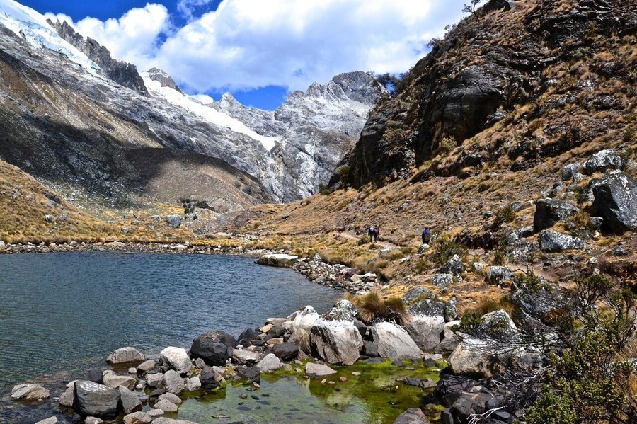 In Peru's Cordillera Blanca is a stunning 4 day trek, the Santa Cruz, which takes in rivers, lakes, mountains, glaciers, llamas and so much more. Definitely worth the effort, amazing #hiking!!