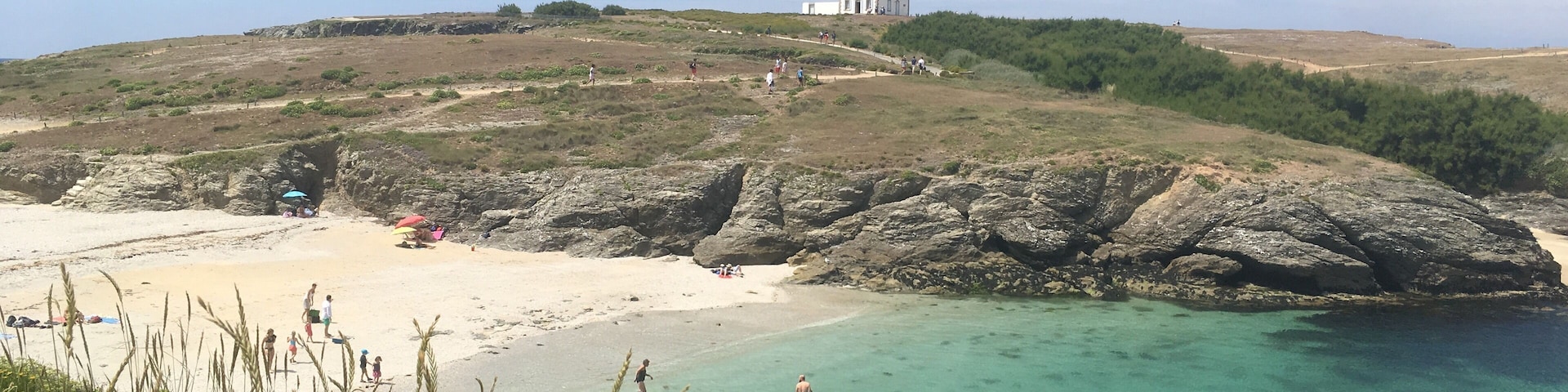 A small lighthouse next to the sea
#nature
#france
#belle-île