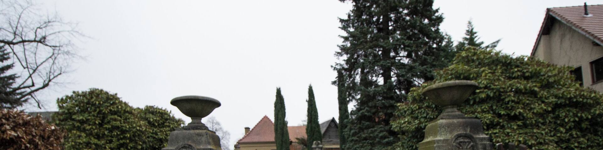 Kriegerdenkmal für die Gefallenen des Ersten Weltkrieges mit umgebender Grünanlage und Einfriedung