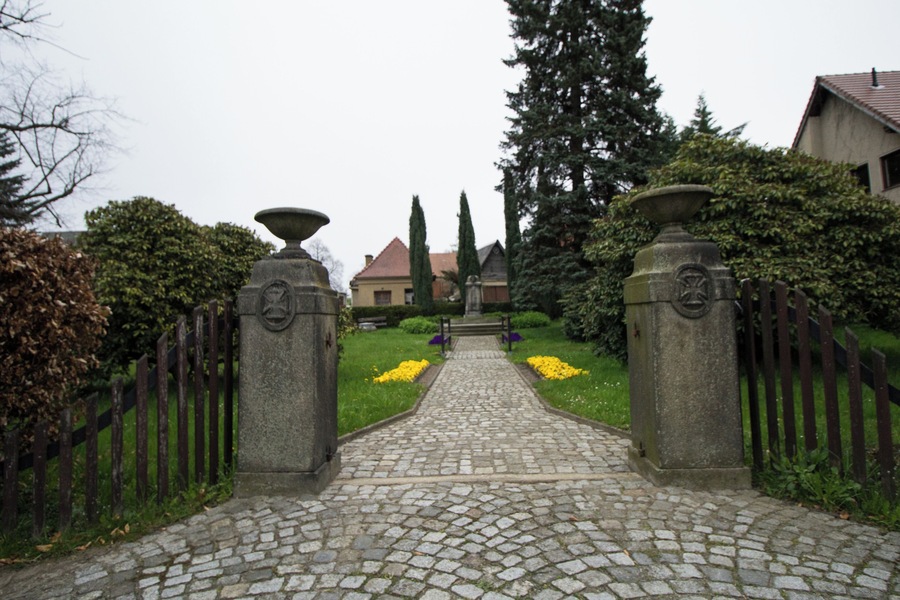 Kriegerdenkmal für die Gefallenen des Ersten Weltkrieges mit umgebender Grünanlage und Einfriedung