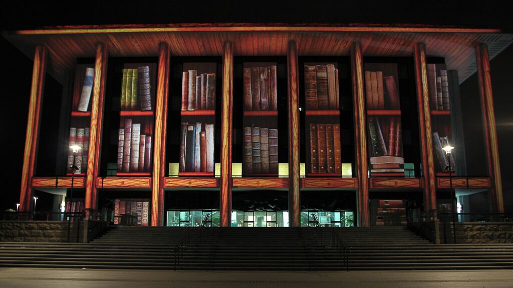 Autumn is quite a spectacular affair in Canberra as the deep reds, oranges and yellows creep into the foliage with earnest on a backdrop of the rich gold colour of the grass plains after another hot summer. Canberra comes alive for ten days and celebrates the coming of autumn with the Enlighten Festival, which literally lights up the Parliamentary Triangle. The first week in March is the time to visit. The Enlighten Festival is a must, with food, street performers, architectural projections, music, film and more to absorb over the 10 days.
