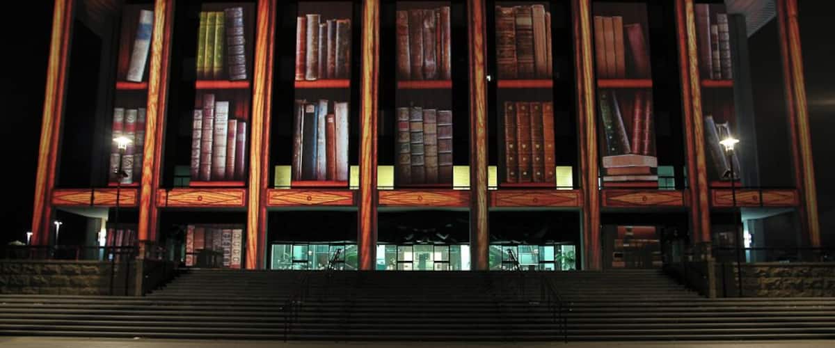 Autumn is quite a spectacular affair in Canberra as the deep reds, oranges and yellows creep into the foliage with earnest on a backdrop of the rich gold colour of the grass plains after another hot summer. Canberra comes alive for ten days and celebrates the coming of autumn with the Enlighten Festival, which literally lights up the Parliamentary Triangle. The first week in March is the time to visit. The Enlighten Festival is a must, with food, street performers, architectural projections, music, film and more to absorb over the 10 days.