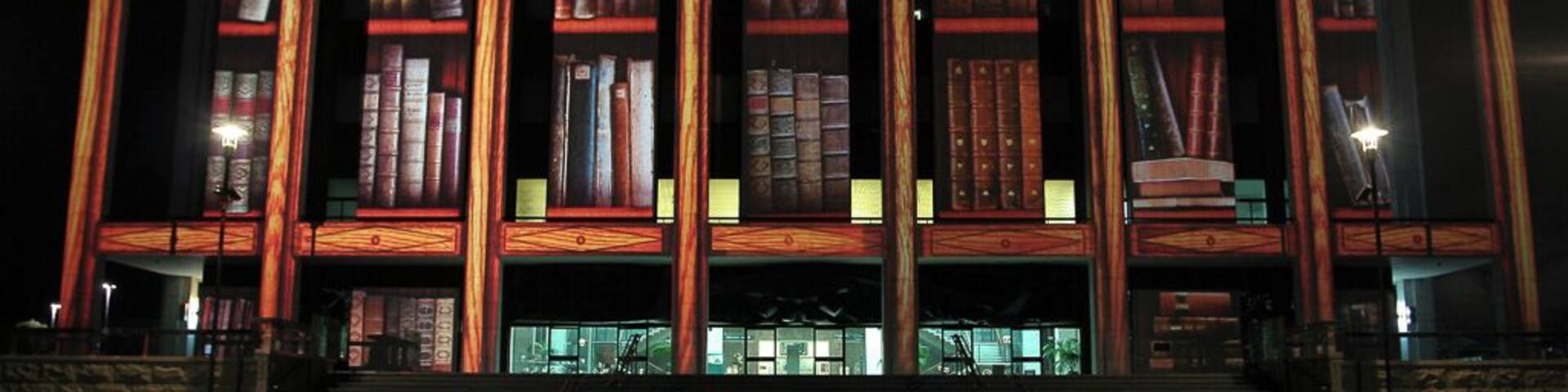 Autumn is quite a spectacular affair in Canberra as the deep reds, oranges and yellows creep into the foliage with earnest on a backdrop of the rich gold colour of the grass plains after another hot summer. Canberra comes alive for ten days and celebrates the coming of autumn with the Enlighten Festival, which literally lights up the Parliamentary Triangle. The first week in March is the time to visit. The Enlighten Festival is a must, with food, street performers, architectural projections, music, film and more to absorb over the 10 days.