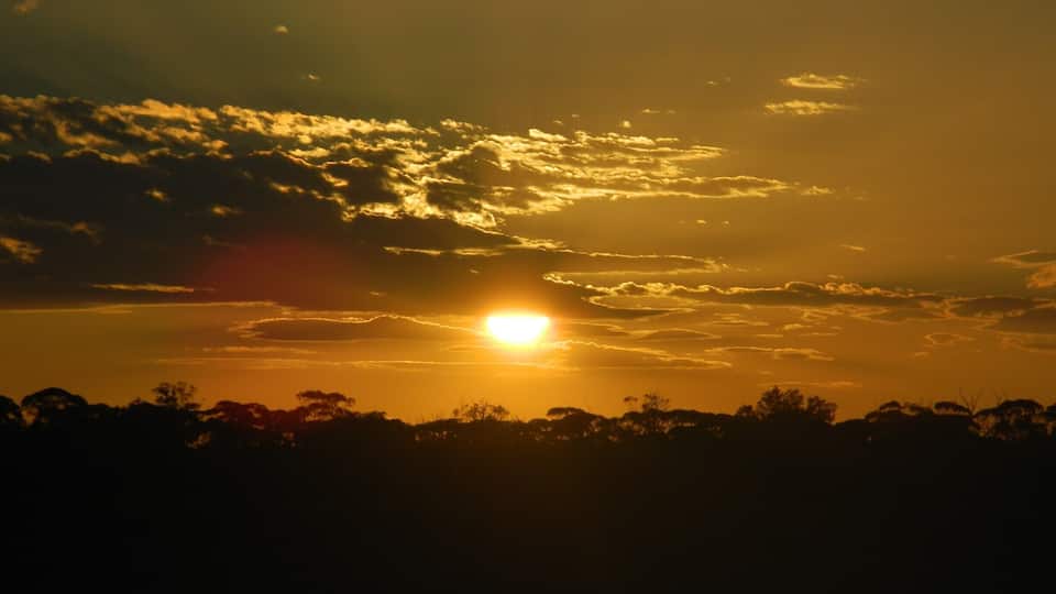 Went camping in the outback 40 clicks from Kalgoorlie and I'm very jealous of Aussies with their awesome sunsets. The time I spent there and in Darwin area and I was always looking forward to the sunset and rise.