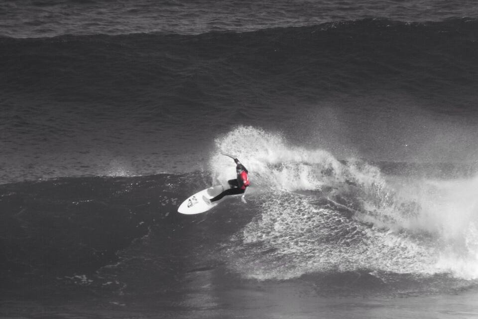 Un surfeur chevauchant une vague dans l’océan.