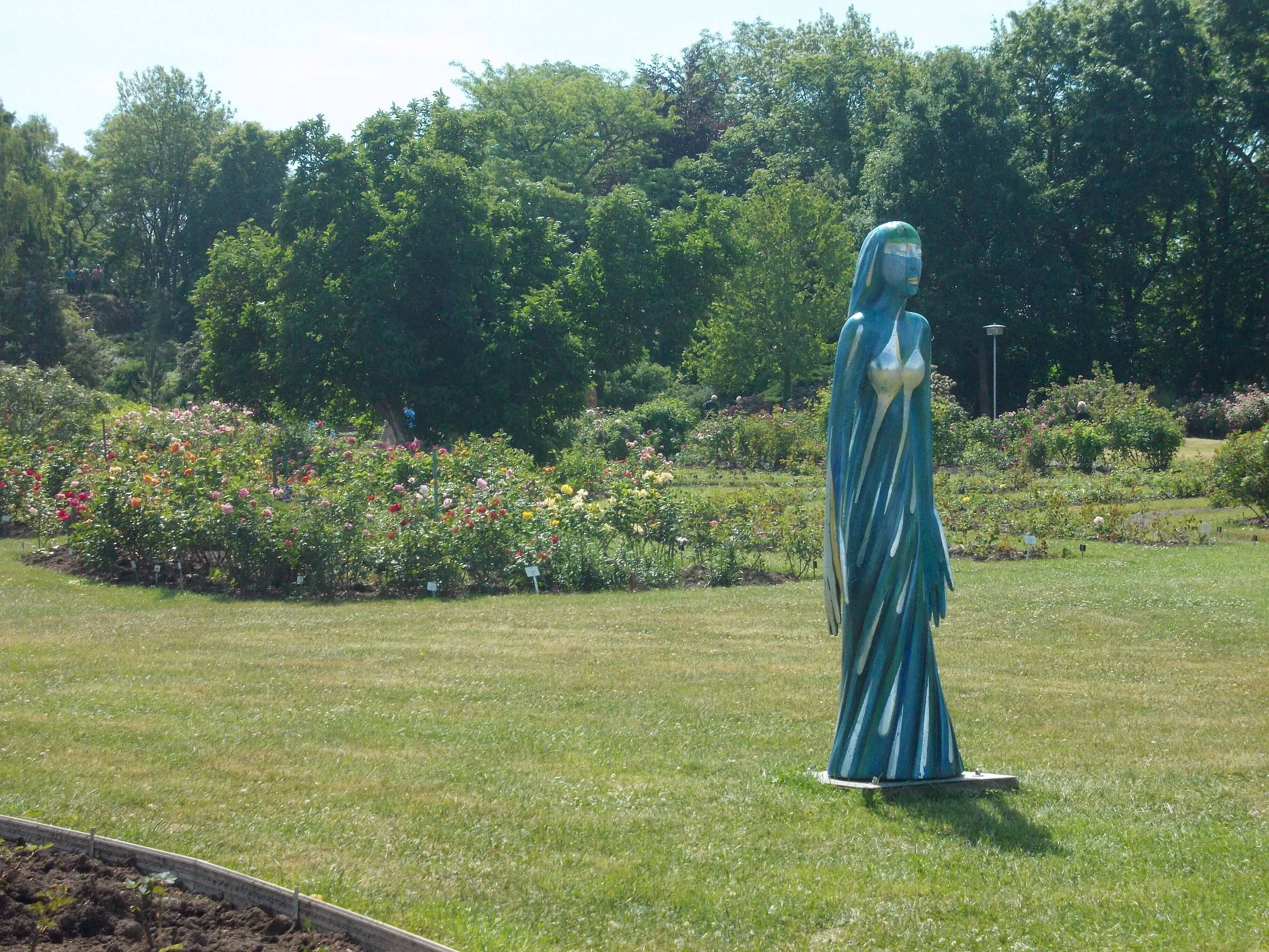 "Regentrude" by Gabriele Messerschmidt in the Europa Rosarium Sangerhausen (Mansfeld-Südharz district, Saxony-Anhalt)