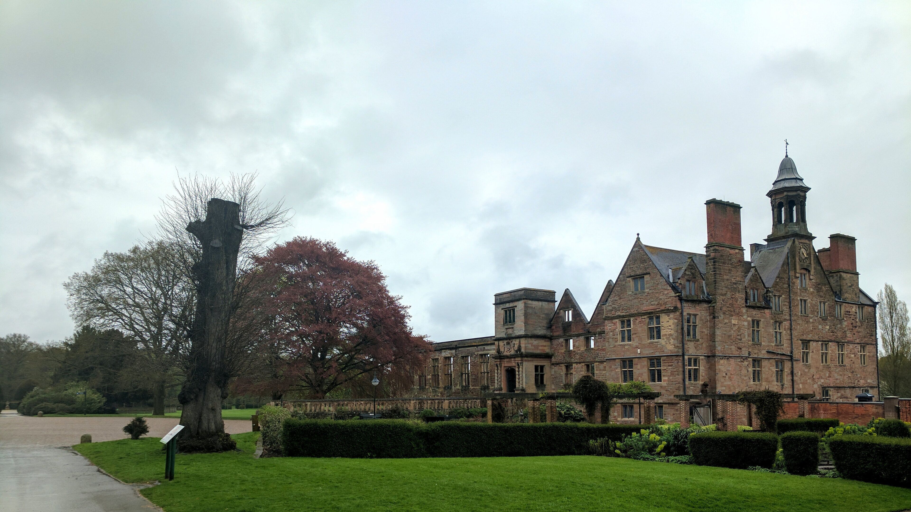 Rufford Abbey, Notts Wikidata has entry Q964363 with data related to this item.