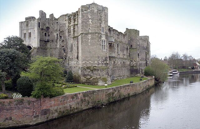 Un castillo histórico a orillas de un río.