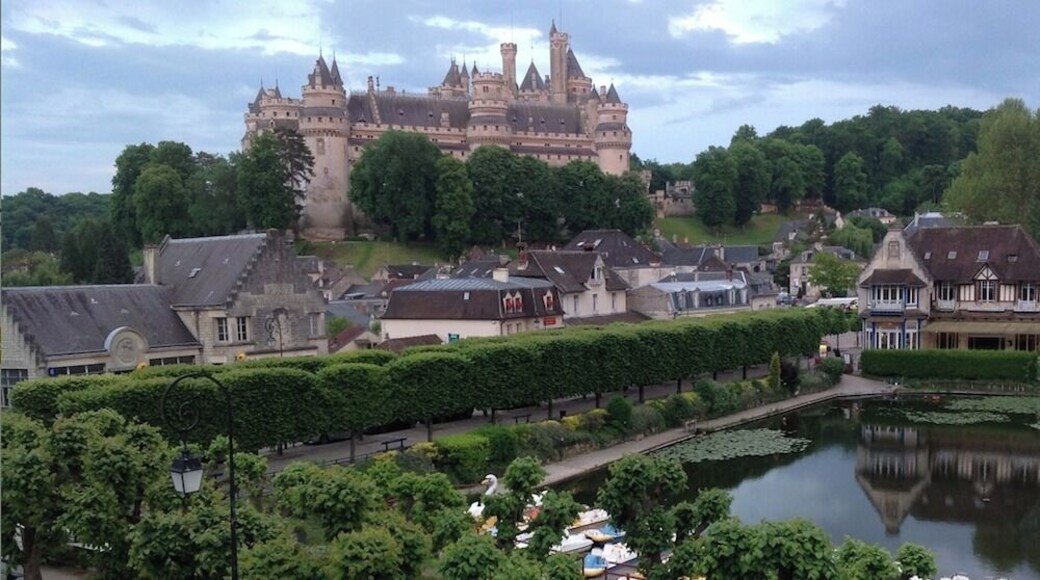 The castle can be seen from the town of Pierrefonds.
From Paris: motorway A 1, exit n° 9, then secondary road D 200 towards Compiègne and D 973