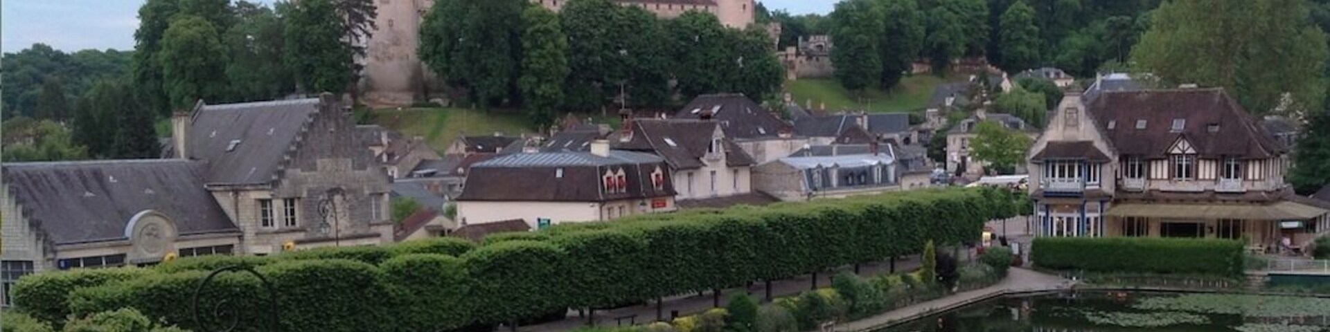The castle can be seen from the town of Pierrefonds.
From Paris: motorway A 1, exit n° 9, then secondary road D 200 towards Compiègne and D 973