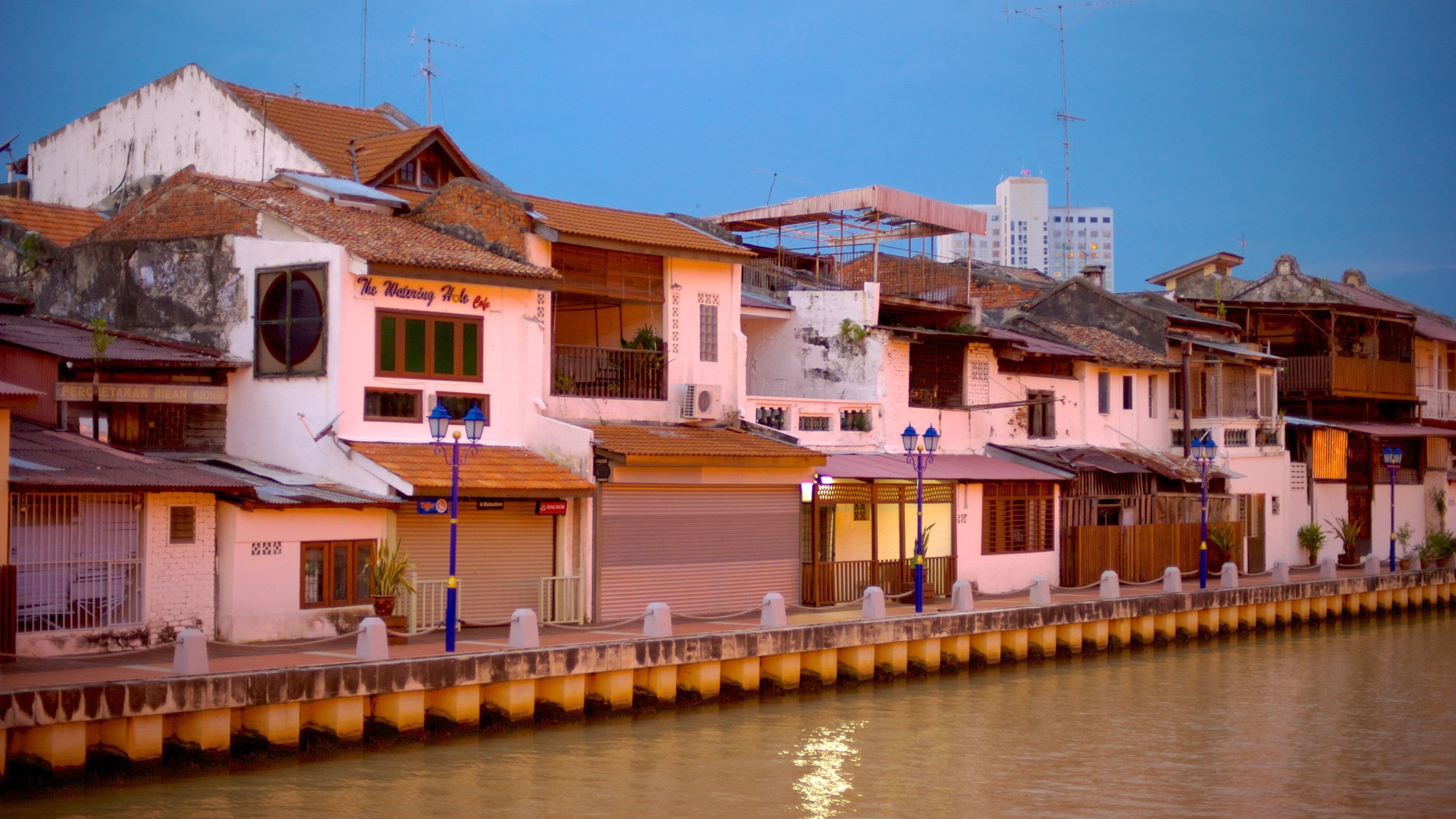 Melaka fasiliteter samt elv eller bekk og by