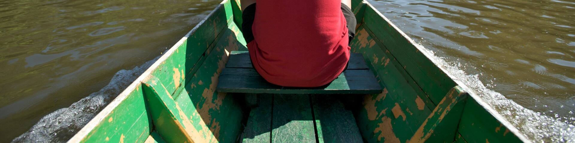 Parque Nacional Gunung Mulu que incluye un río o arroyo y botes y también un hombre