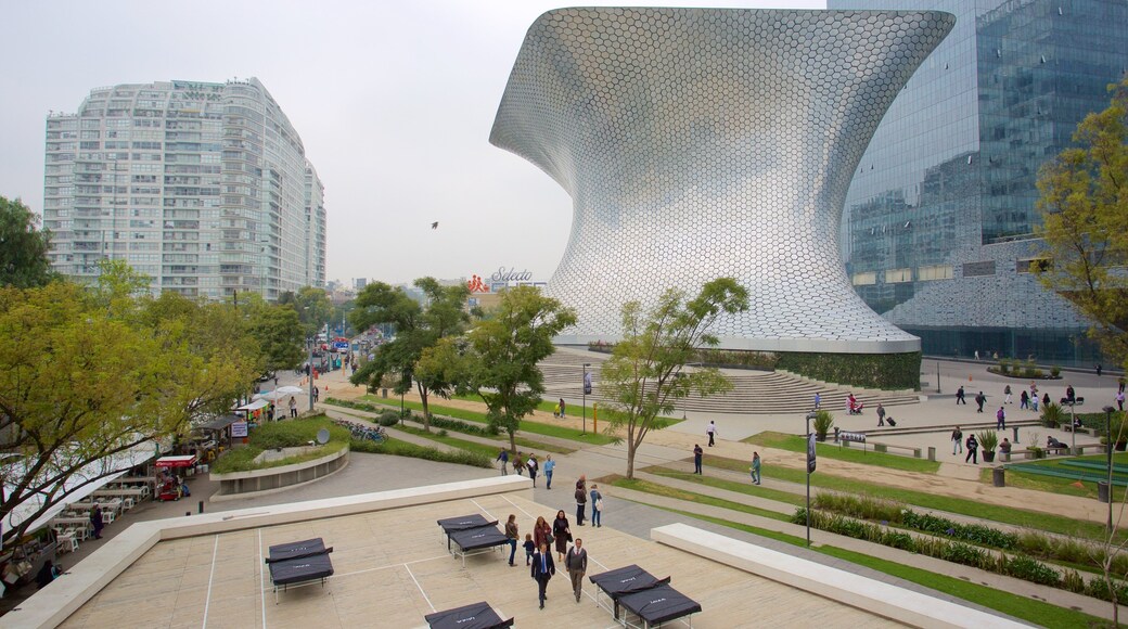 Thành phố Mexico có tính năng kiến trúc hiện đại, công viên và thành phố