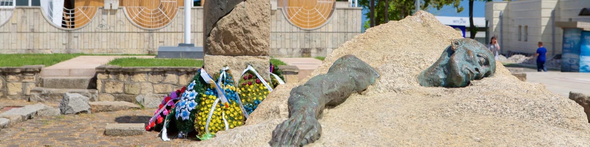 Mangalia featuring signage and a statue or sculpture