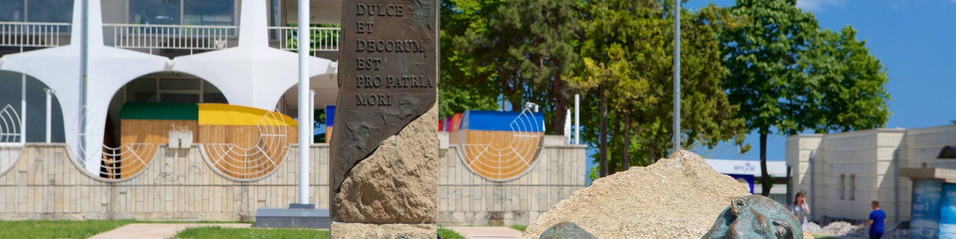 Mangalia featuring signage and a statue or sculpture