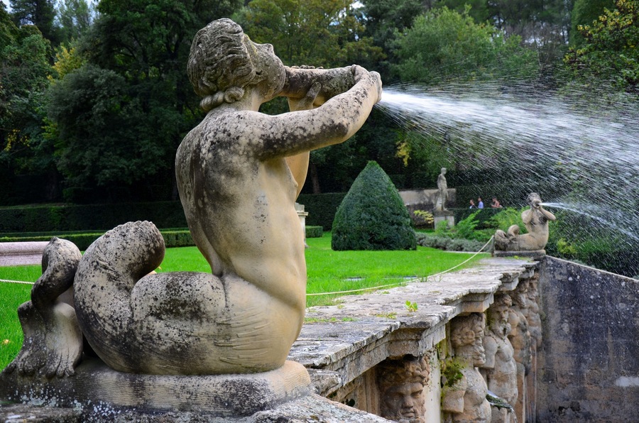BOUC-BEL-AIR : LES JARDINS D'ALBERTAS - TRITON