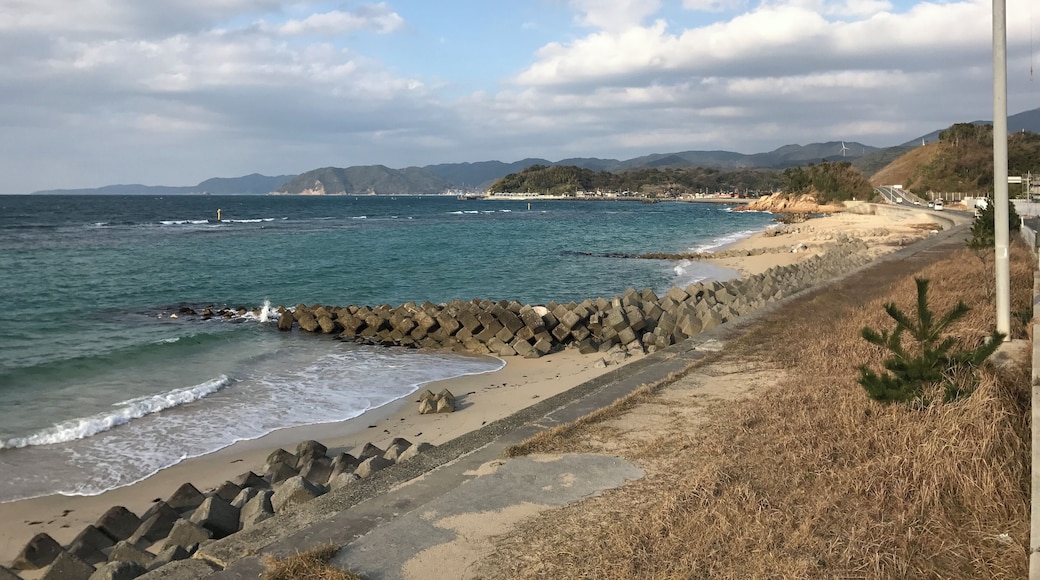 水尻川河口の響橋より望む小串漁港・大崎鼻方面