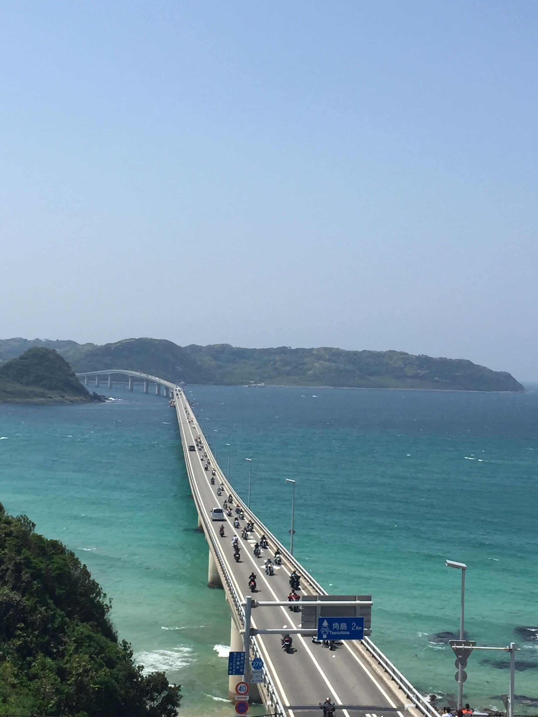 The Bridge spanning the Tsunoshima.
The color of the sea is beautiful.!
We can pleasant drive.