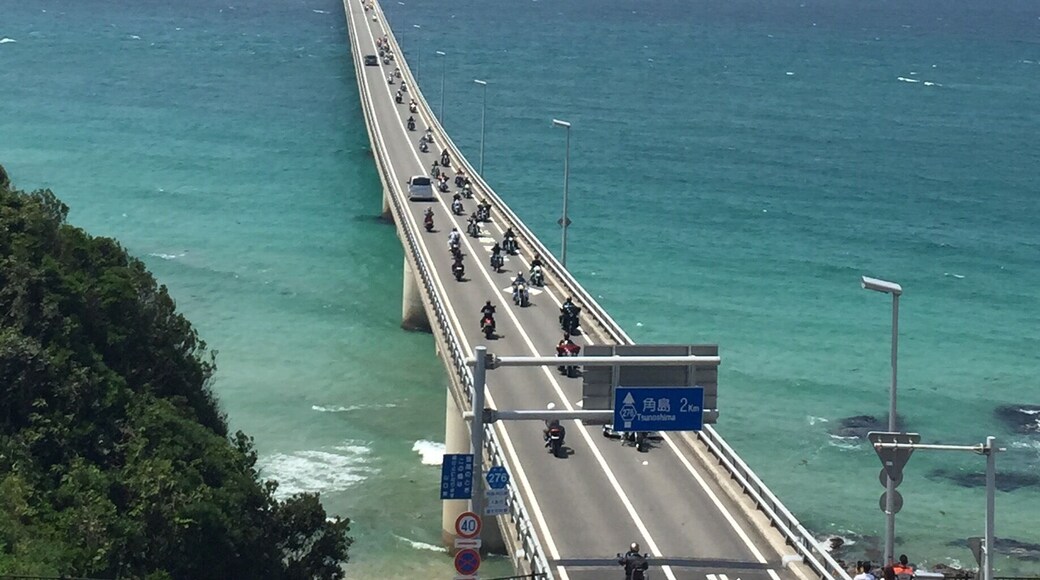The Bridge spanning the Tsunoshima.
The color of the sea is beautiful.!
We can pleasant drive.