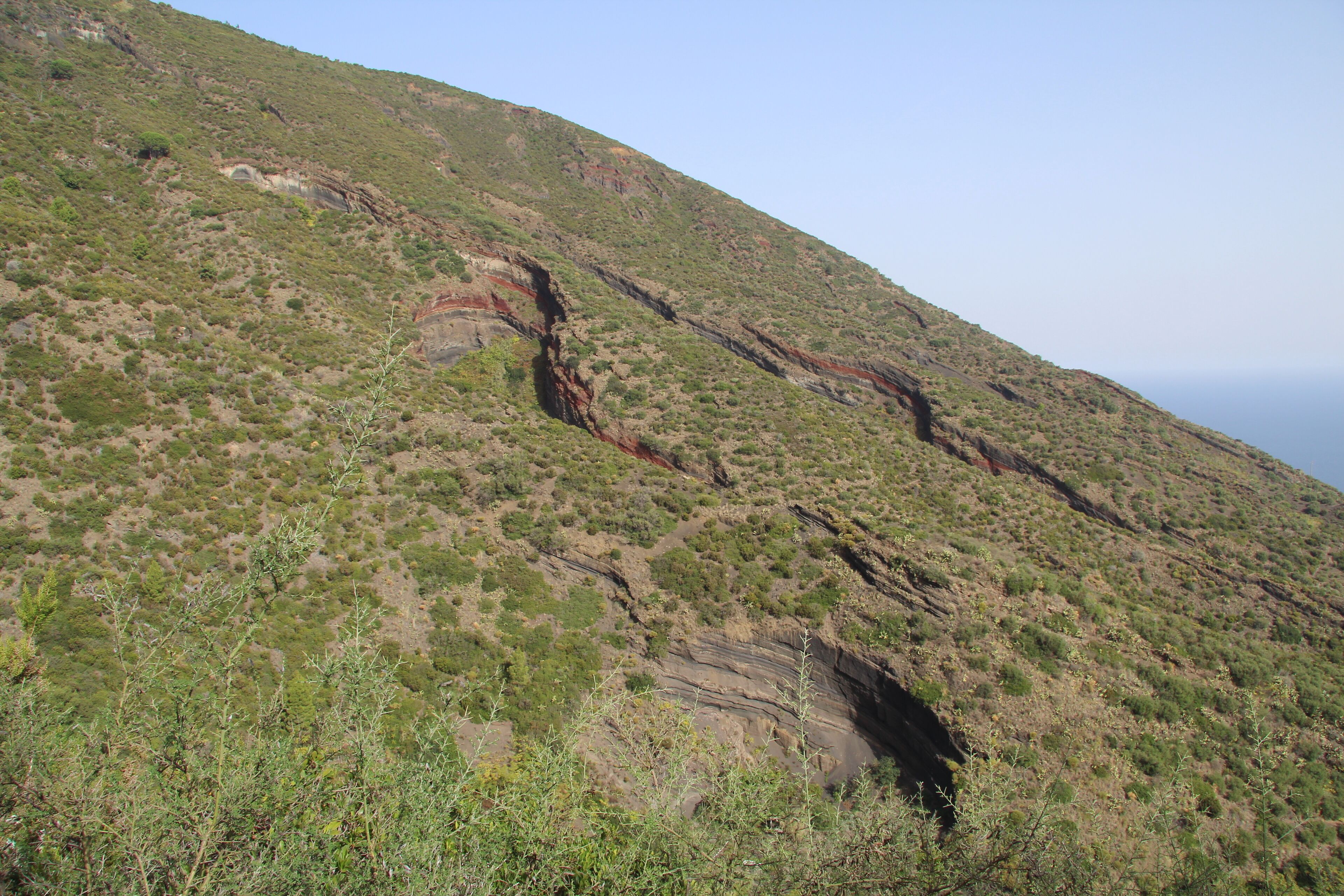 Flanke des Monte Fossa Delle Felchi, Salina, mit Tephra-Aufschlüssen
