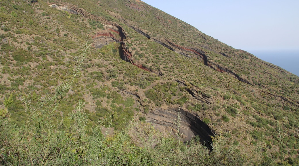 Flanke des Monte Fossa Delle Felchi, Salina, mit Tephra-Aufschlüssen