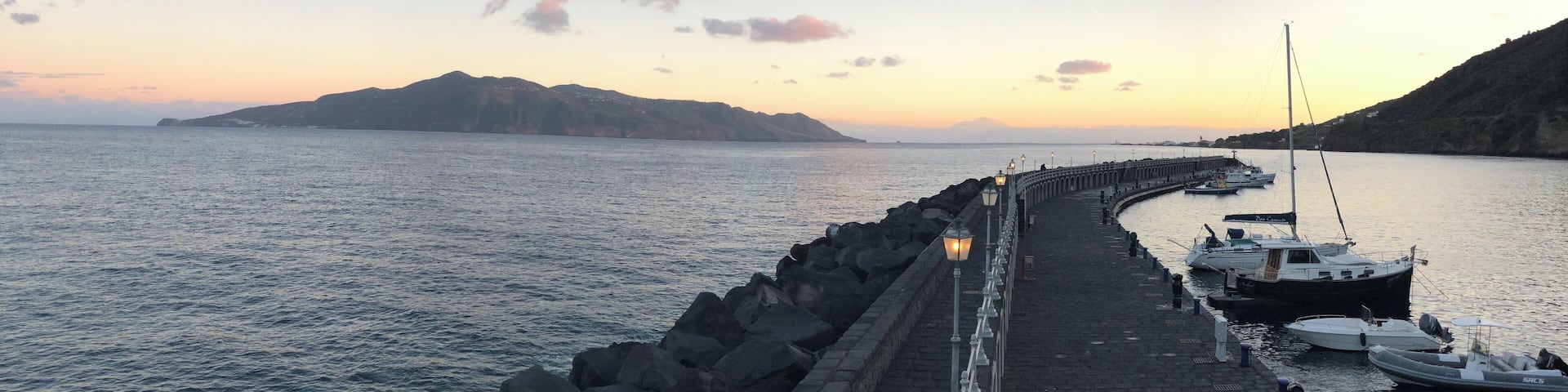 Santa Maria Salina porto con isola di Lipari