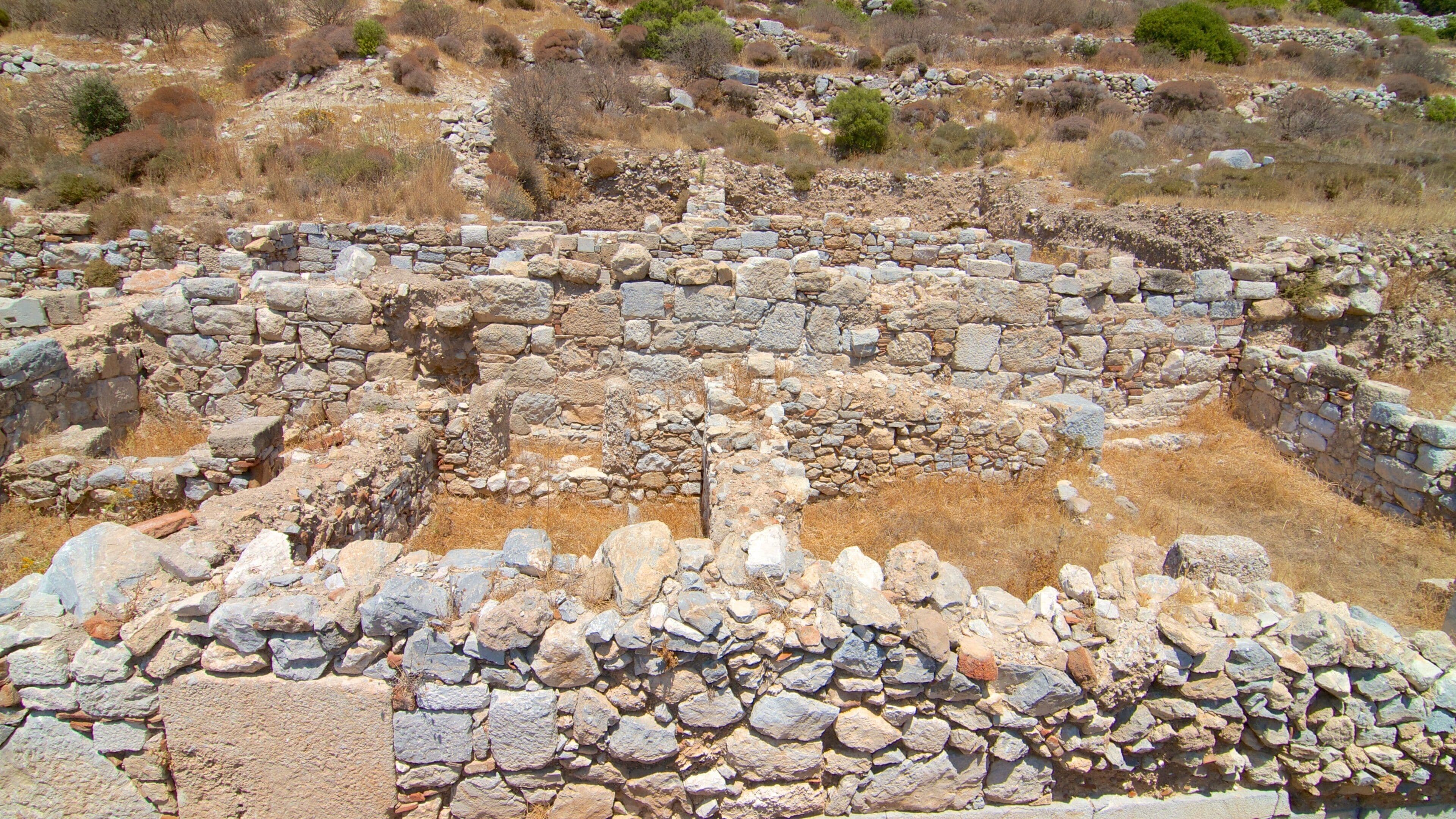 Knidos que incluye ruinas de edificios