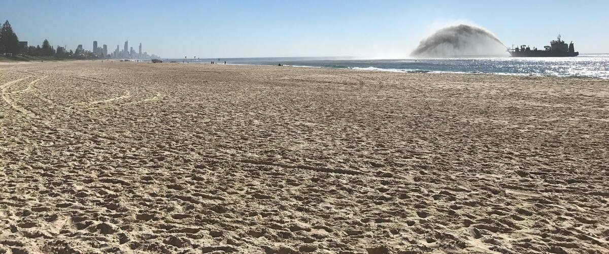 Protective spot by the rocks for cruisey beach days.. great view of surfers paradise and Broadbeach